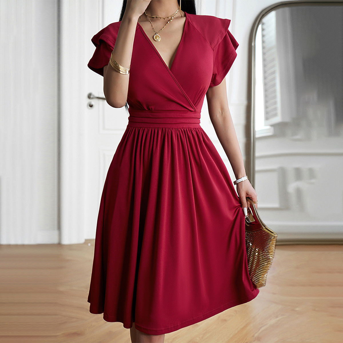 Marke Damenkleid mit V-Ausschnitt und Flügelärmeln, elegant und stilvoll — Main Image