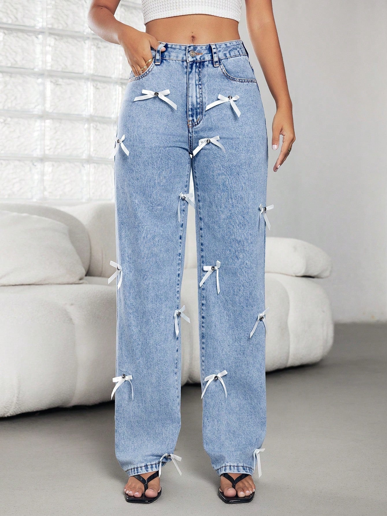 Trendige Damenjeans mit Schleifen-Details, bequem und stilvoll — Main Image