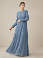 Model trägt taubenblaues Himmlisch Maxikleid, Vorderansicht