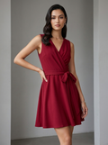 Model trägt rotes Strickliebe Minikleid, Vorderansicht