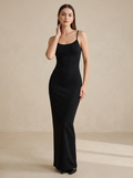 Model trägt schwarzes Schwarze Eleganz Maxikleid, Vorderansicht