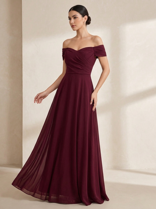 Model trägt burgunderrotes Engelsgleich Maxikleid, Vorderansicht
